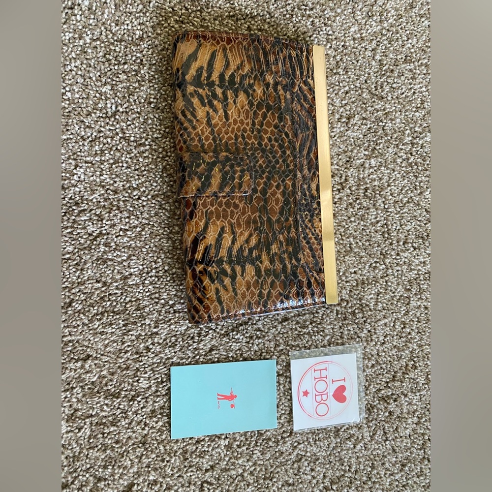 NWOT Hobo clutch, multiple pockets both inside and out. Excellent condition.